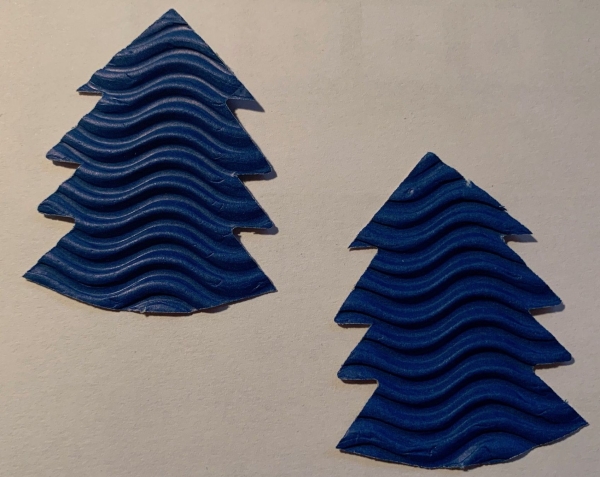 Tannenbaum aus Wellen-Wellpappe / Wellkarton blau